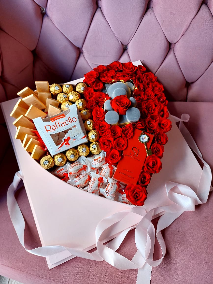 Big Heart Chocolate & Flowers with Forever Rose teddy bear & si perfume available black box محتويات البوكس برفان ورد طبيعى شكولاتة بوكس كبير اكليرك دبدوب شمواة بوردة ابدية - Bae3at Elward flower shop 