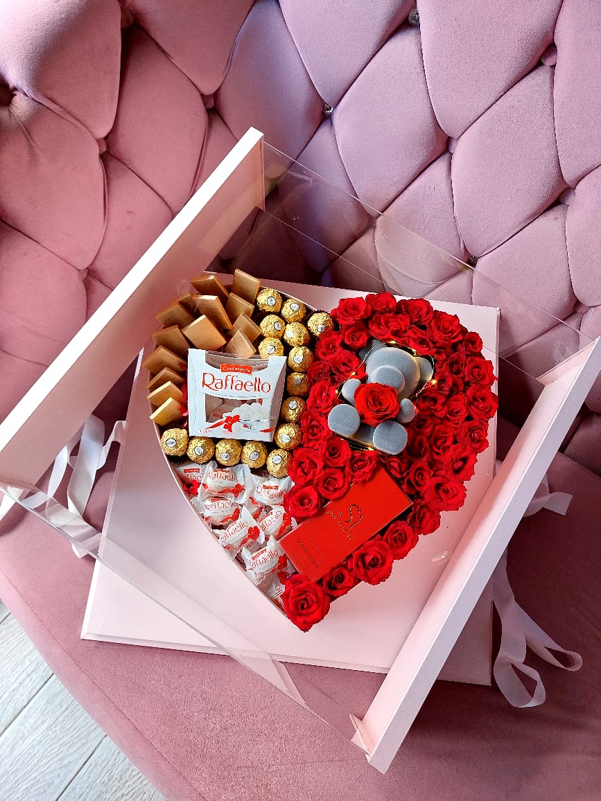 Big Heart Chocolate & Flowers with Forever Rose teddy bear & si perfume available black box محتويات البوكس برفان ورد طبيعى شكولاتة بوكس كبير اكليرك دبدوب شمواة بوردة ابدية - Bae3at Elward flower shop 