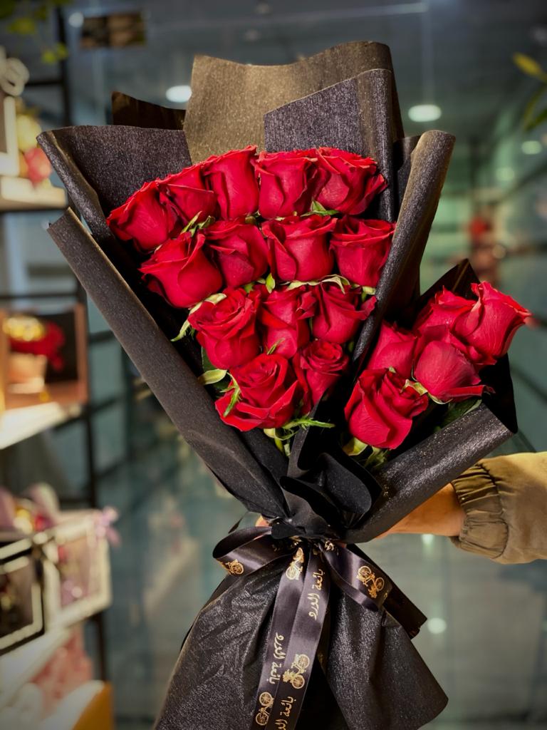 Red Flowers Bouquet - Bae3at Elward flower shop 