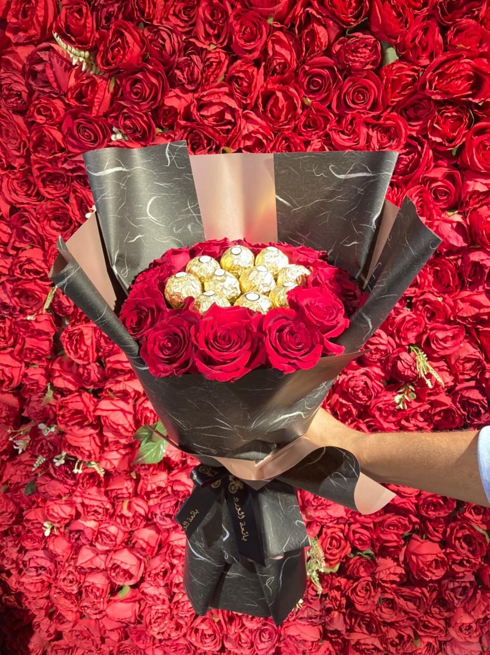 Red Roses & Ferrero Rosher Chocolate - Bae3at Elward flower shop 