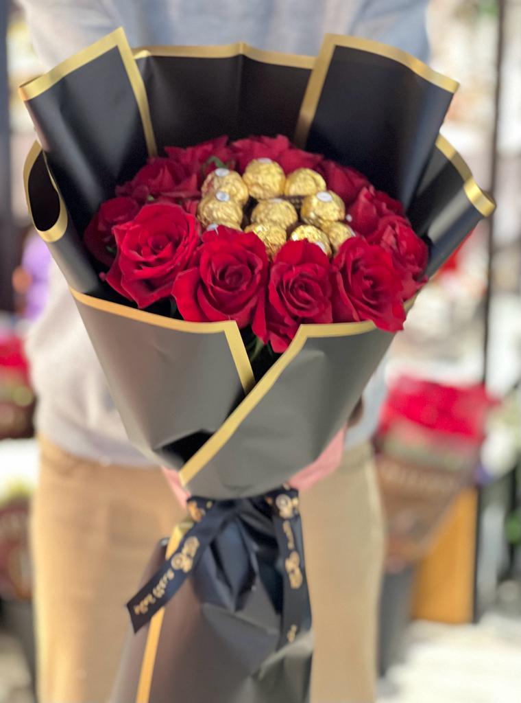 Round bouquet filled with Ferrero - Bae3at Elward flower shop 