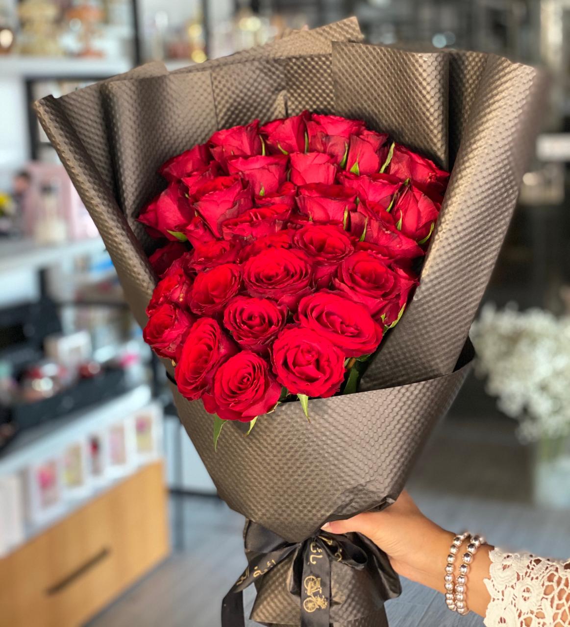 Classic Roses Huge Bouquet - Bae3at Elward flower shop 